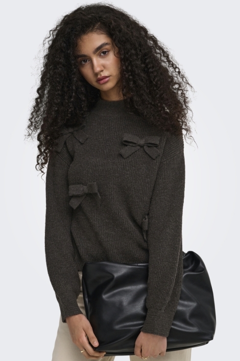 Only bruine dames trui | Model vooraanzicht