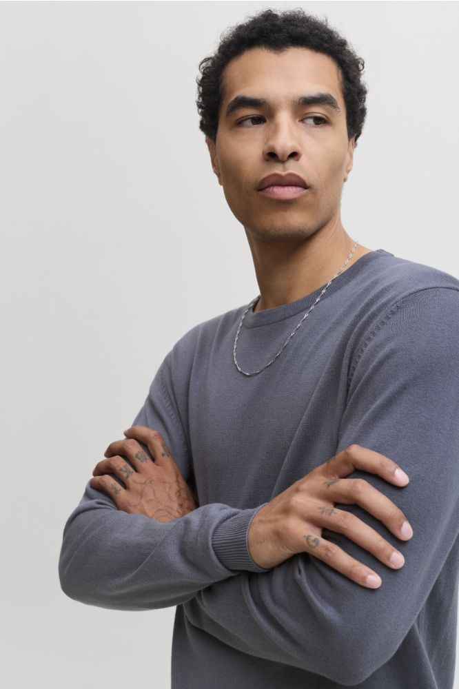 Jack & Jones blauwe heren trui | Model vooraanzicht