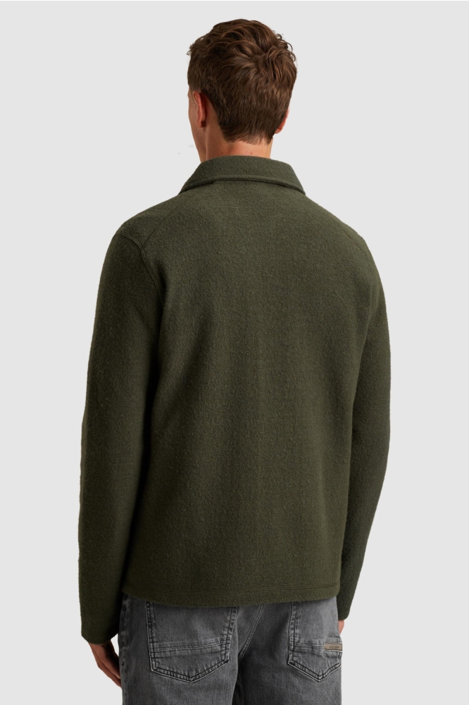 Cast Iron groene heren vest | Model achteraanzicht