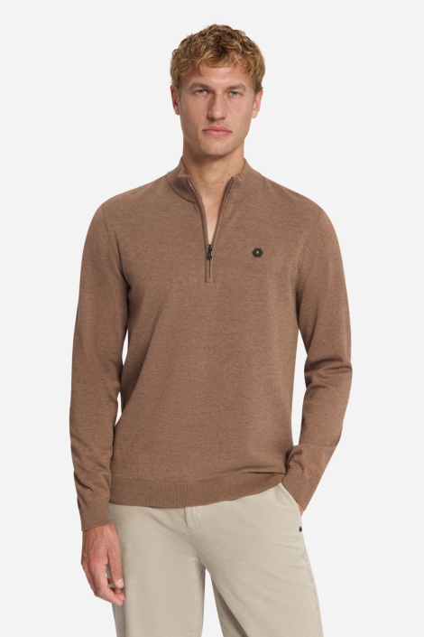 NO-EXCESS bruine heren trui | Model vooraanzicht