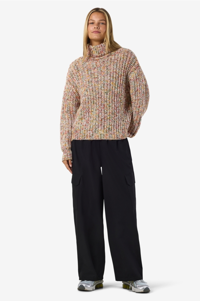 Noisy may beige dames trui | Model vooraanzicht