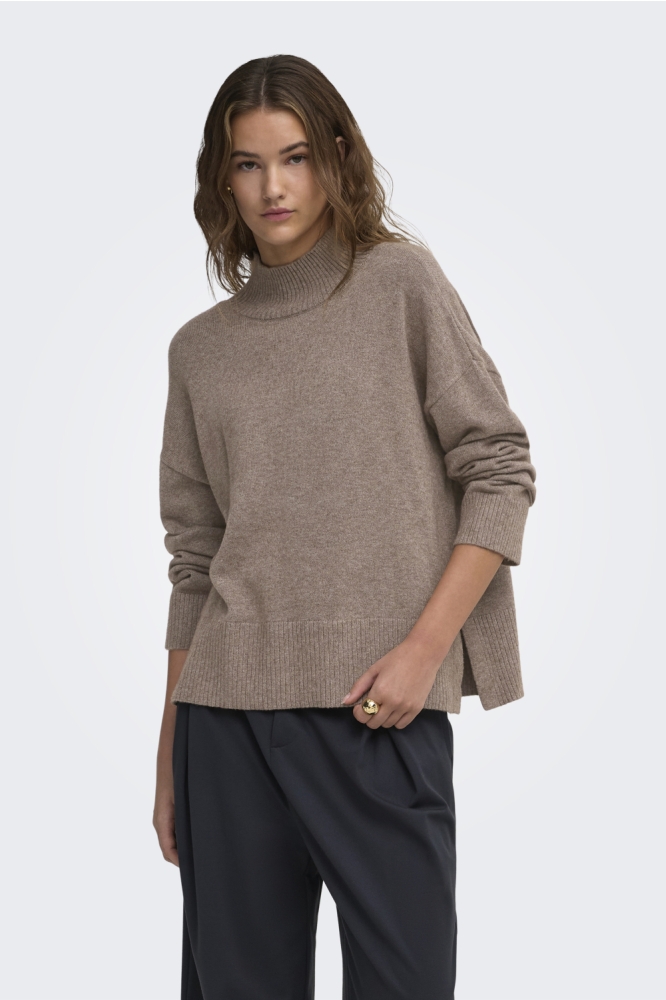Only bruine dames trui | Model vooraanzicht