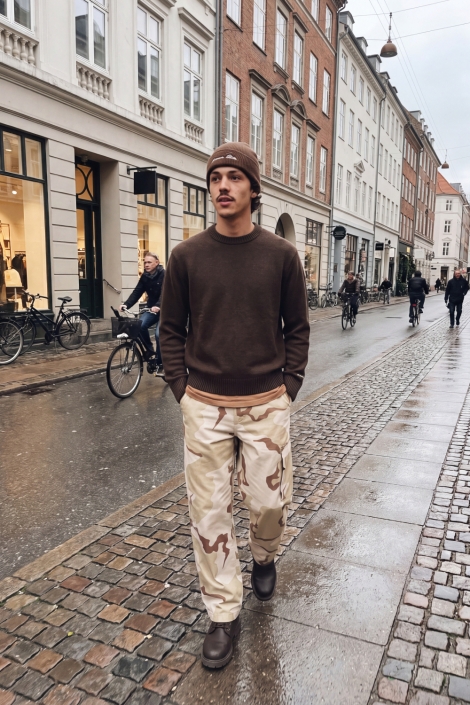 Jack & Jones bruine heren trui | Sfeerbeeld, In situatie