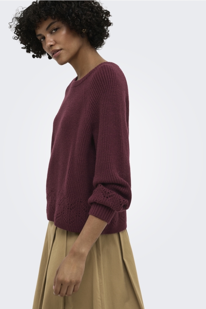 Only bordeaux dames trui | Model zijaanzicht