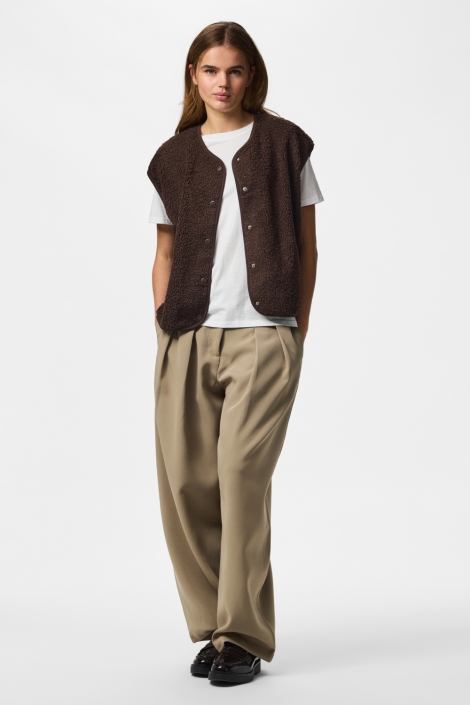 Pieces bruine dames gilet | Model vooraanzicht