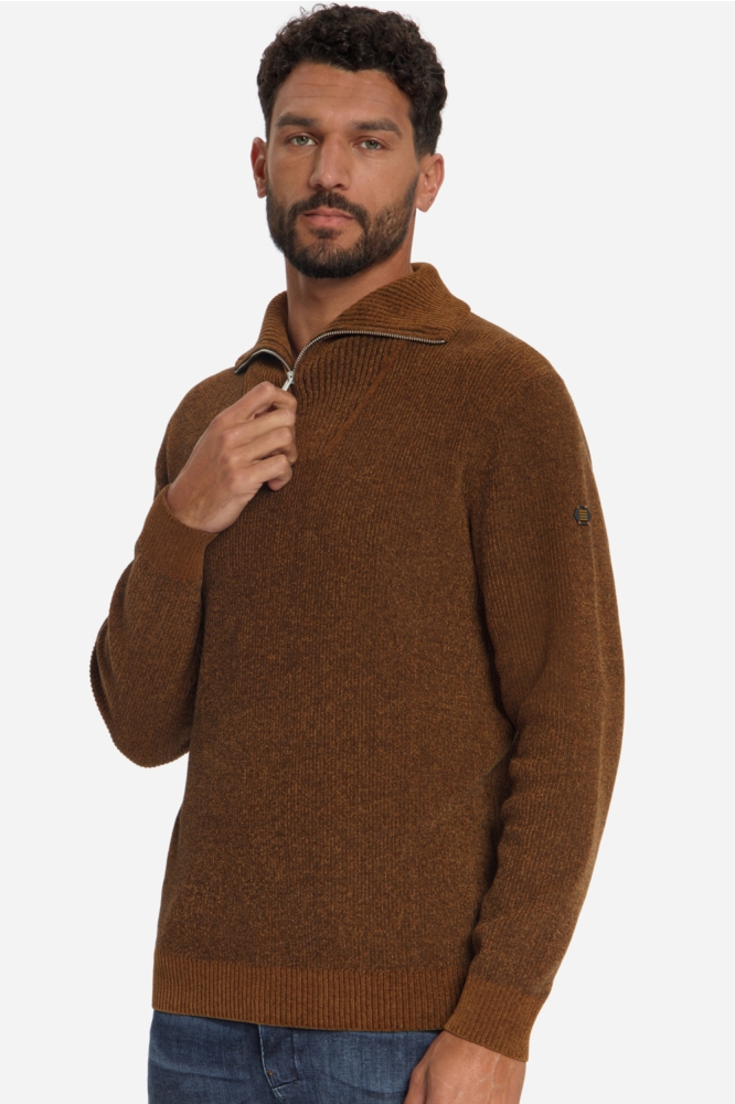 NO-EXCESS camel heren trui | Model zijaanzicht