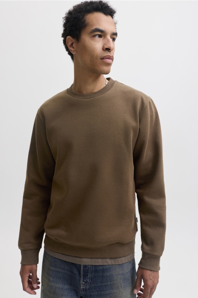 Jack & Jones bruine heren trui | Model vooraanzicht