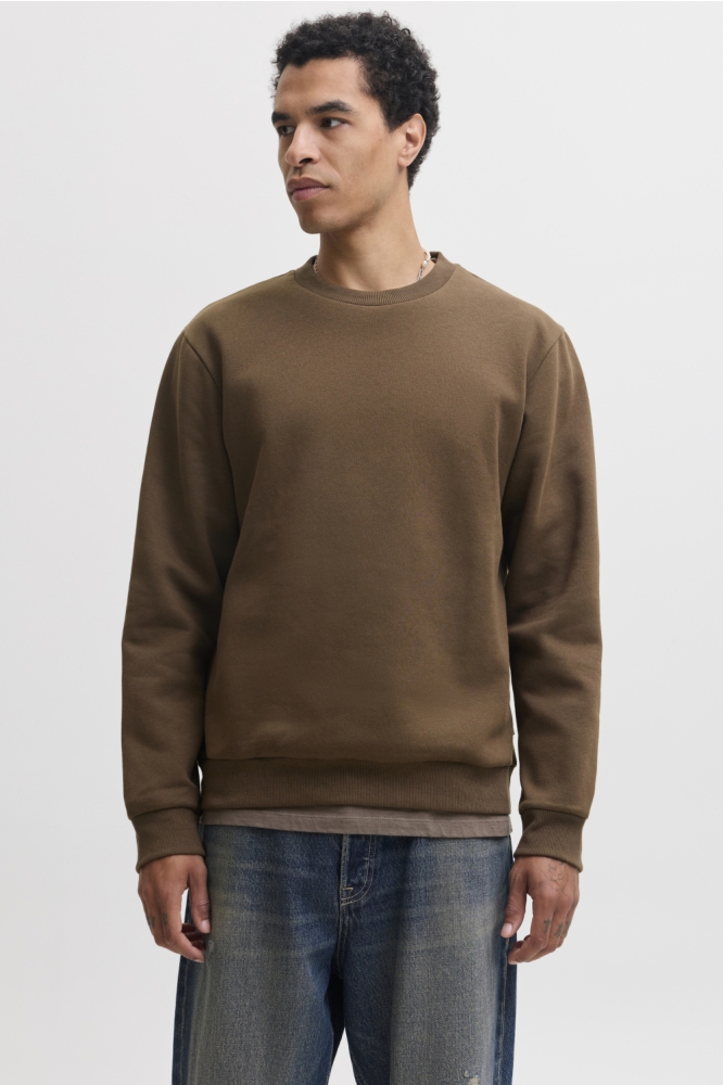Jack & Jones bruine heren trui | Model vooraanzicht