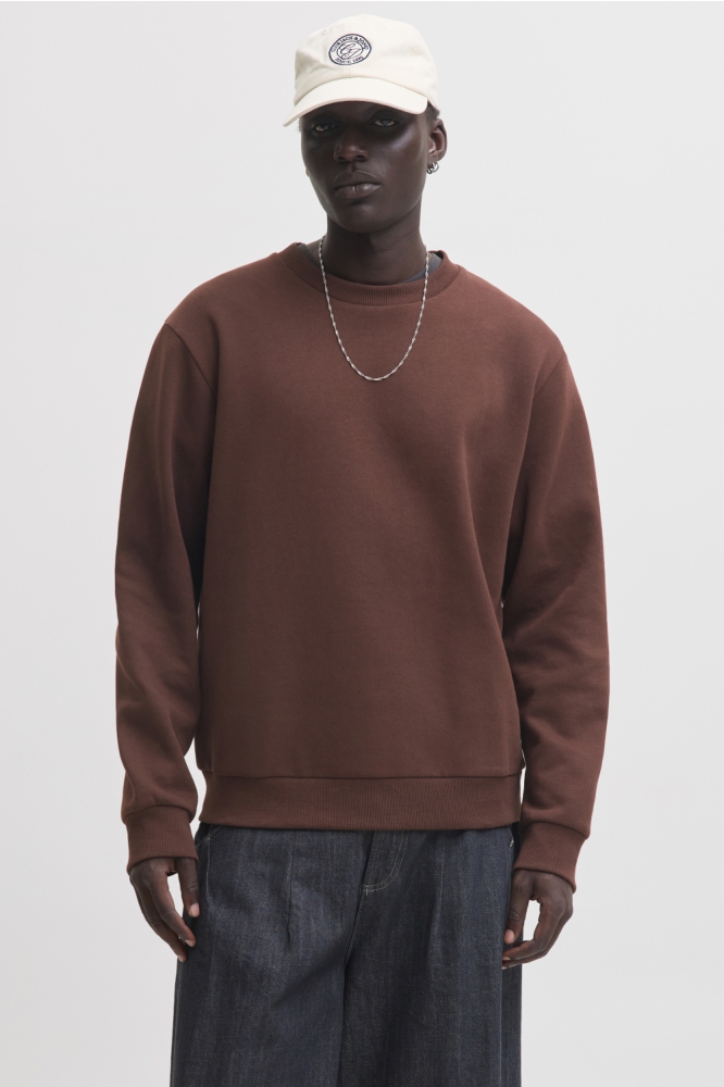 Jack & Jones bruine heren trui | Model vooraanzicht