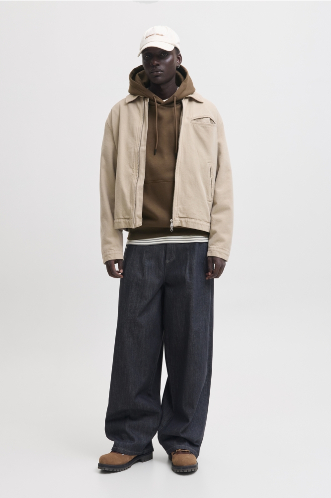 Jack & Jones bruine heren sweater | Sfeerbeeld, In situatie