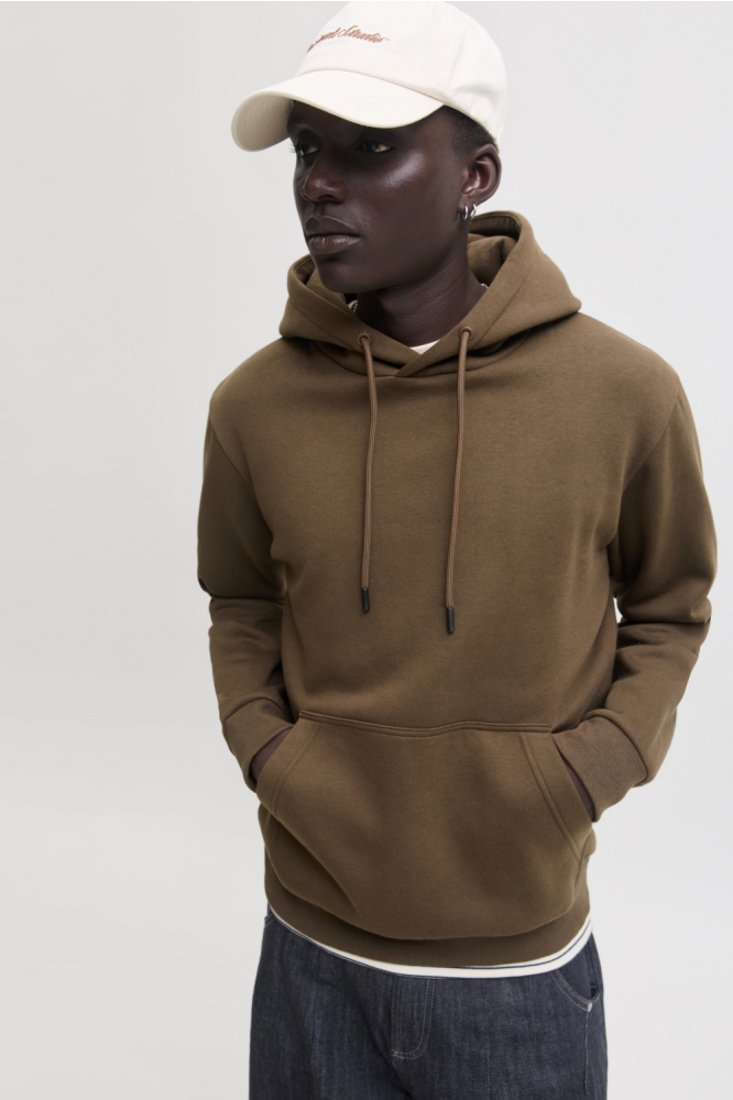 Jack & Jones bruine heren sweater | Model vooraanzicht