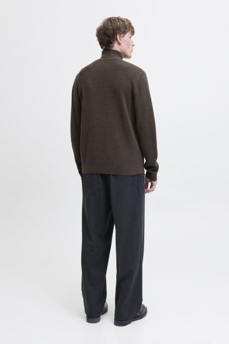 Jack & Jones bruine heren trui | Model