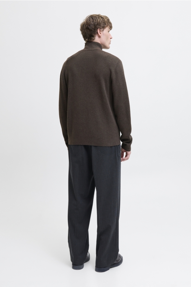 Jack & Jones bruine heren trui | Model