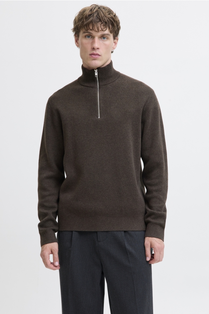 Jack & Jones bruine heren trui | Model vooraanzicht
