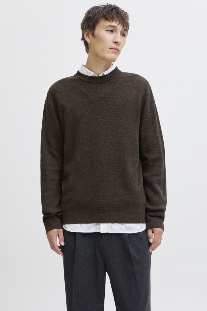 Jack & Jones bruine heren trui | Model vooraanzicht