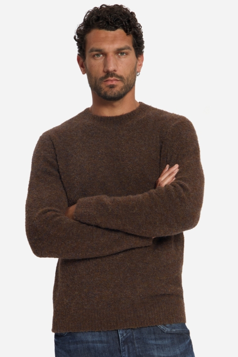 NO-EXCESS bruine heren trui | Model vooraanzicht