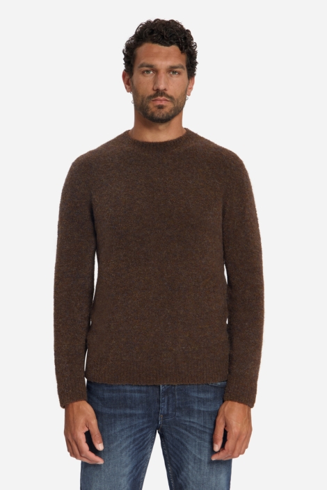 NO-EXCESS bruine heren trui | Model vooraanzicht