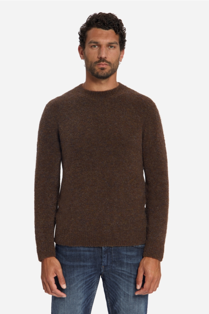 NO-EXCESS bruine heren trui | Model vooraanzicht