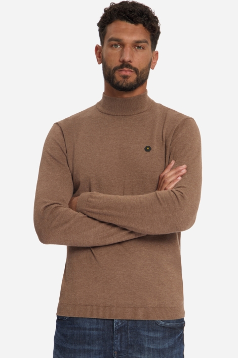 NO-EXCESS bruine heren trui | Model vooraanzicht