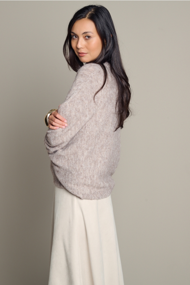 LolaLiza taupe dames trui | Model zijaanzicht