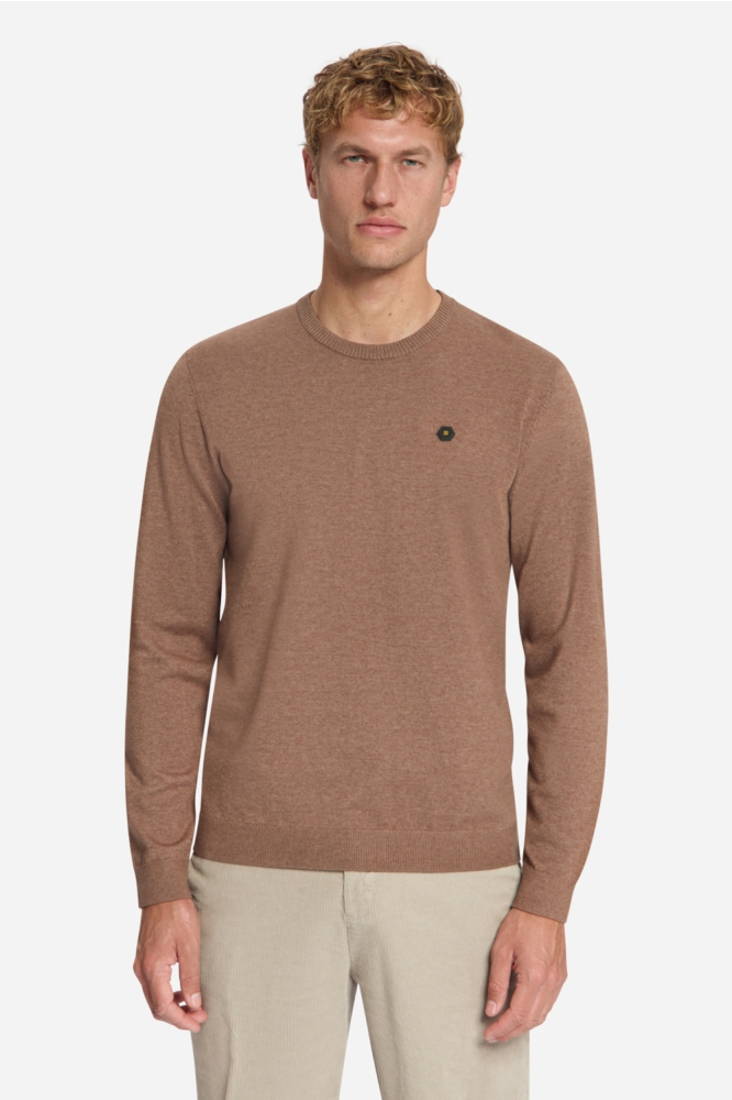 NO-EXCESS bruine heren trui | Model vooraanzicht