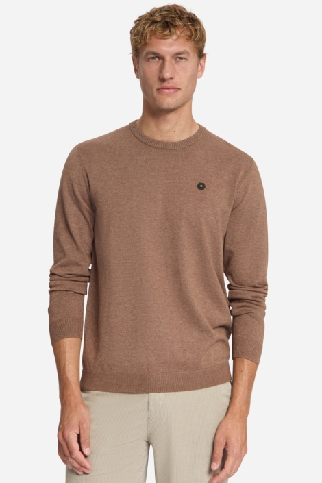 NO-EXCESS bruine heren trui | Model vooraanzicht