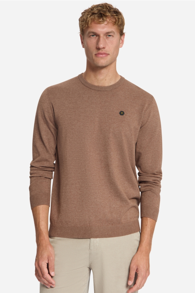 NO-EXCESS bruine heren trui | Model vooraanzicht