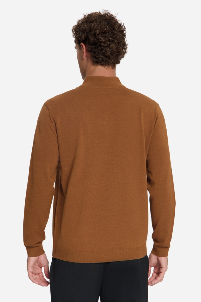 NO-EXCESS camel heren trui | Model achteraanzicht