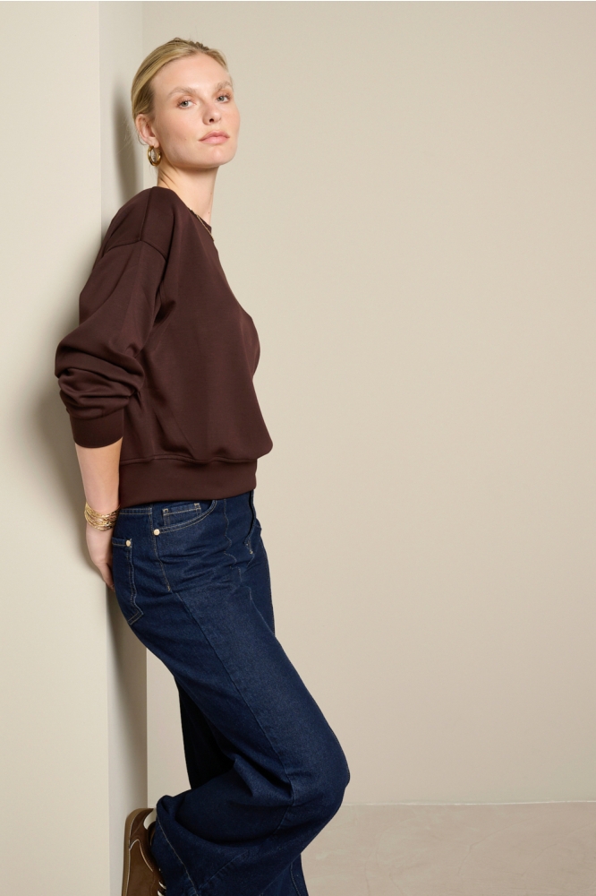 LolaLiza bruine dames sweater | Model zijaanzicht
