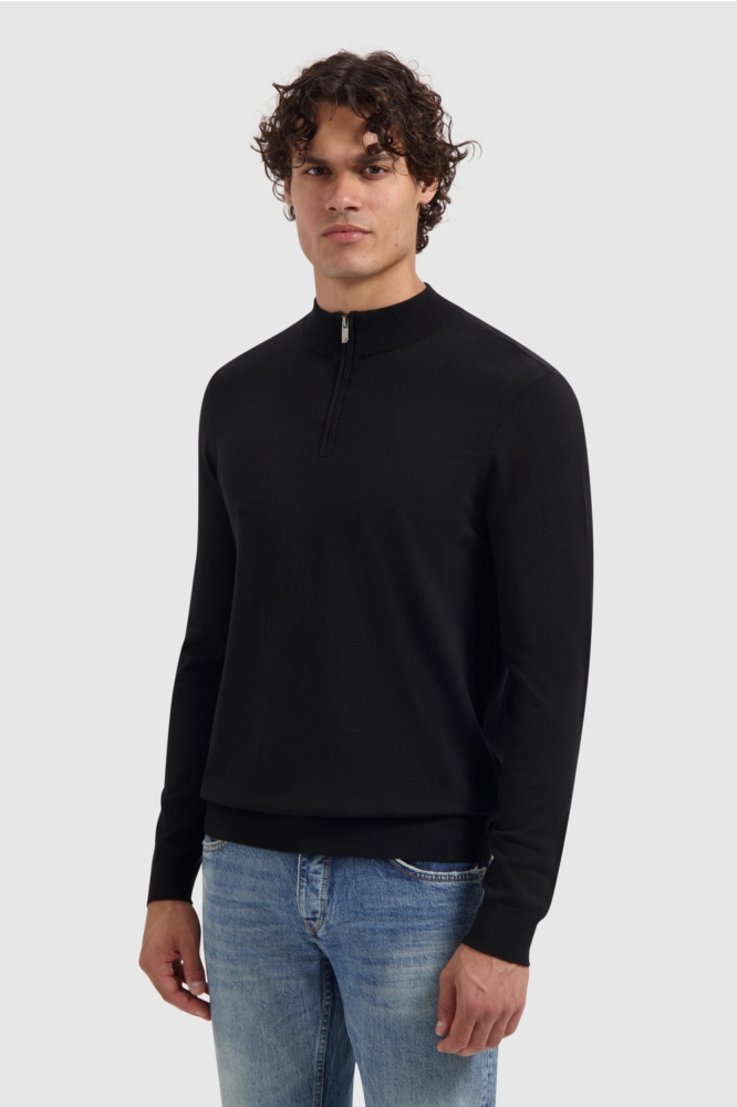 Pure Path zwarte heren trui | Model vooraanzicht