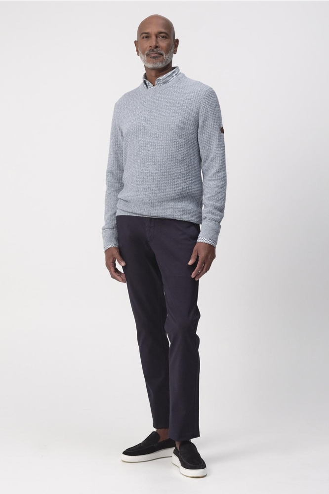 Campbell blauwe heren trui | Model zijaanzicht