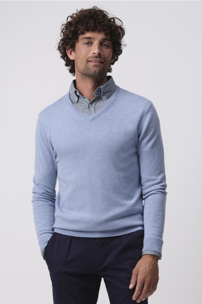 Campbell blauwe heren trui | Model vooraanzicht