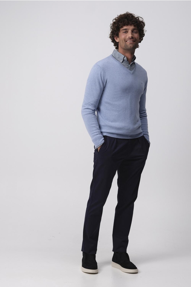 Campbell blauwe heren trui | Model zijaanzicht