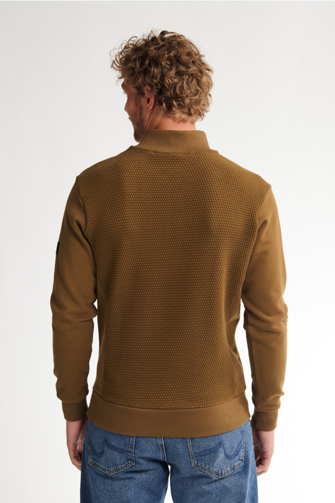 Petrol Industries bruine heren trui | Model achteraanzicht