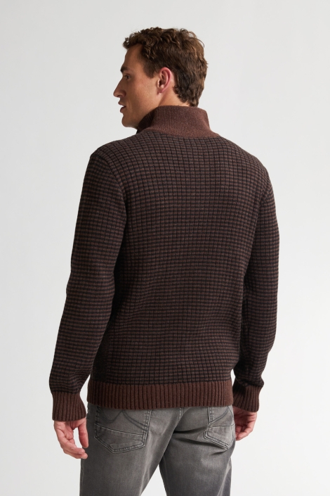 Petrol Industries bruine heren trui | Model achteraanzicht