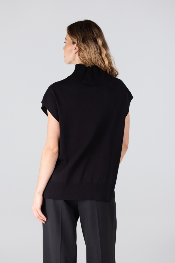 Juffrouw Jansen zwarte dames trui | Model achteraanzicht