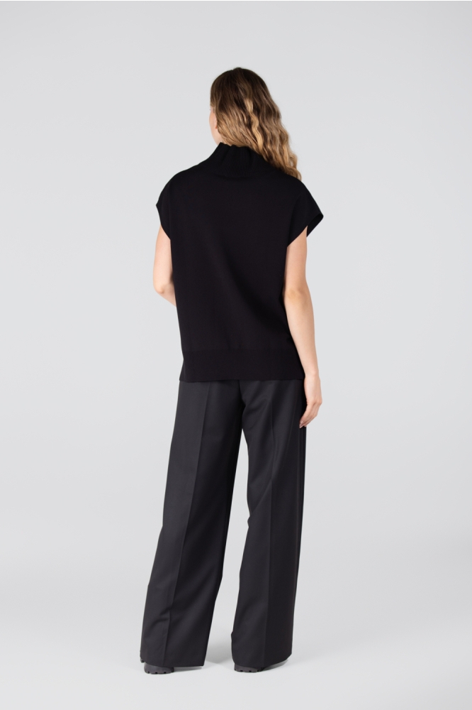 Juffrouw Jansen zwarte dames trui | Model achteraanzicht