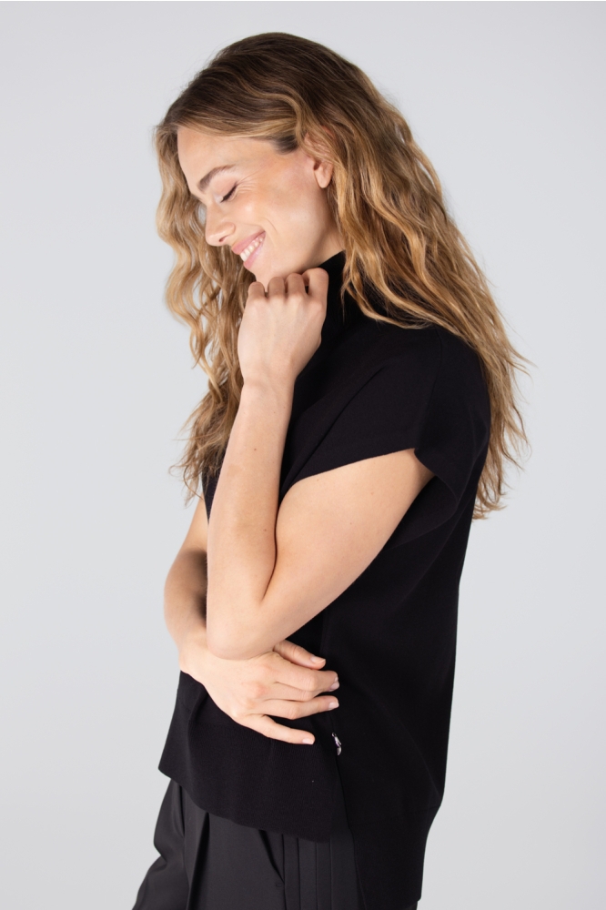 Juffrouw Jansen zwarte dames trui | Model zijaanzicht