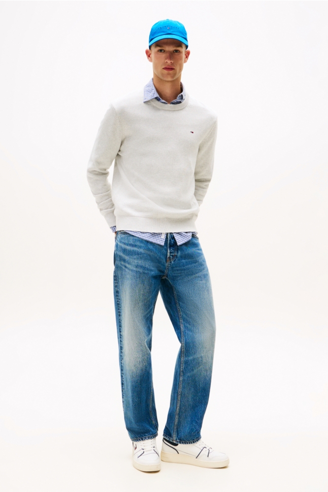 Tommy Jeans grijze heren trui | Model