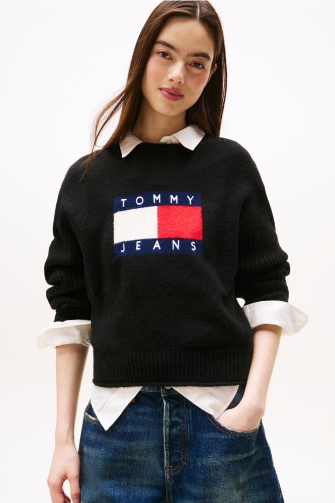 Tommy Jeans zwarte dames trui | Model vooraanzicht