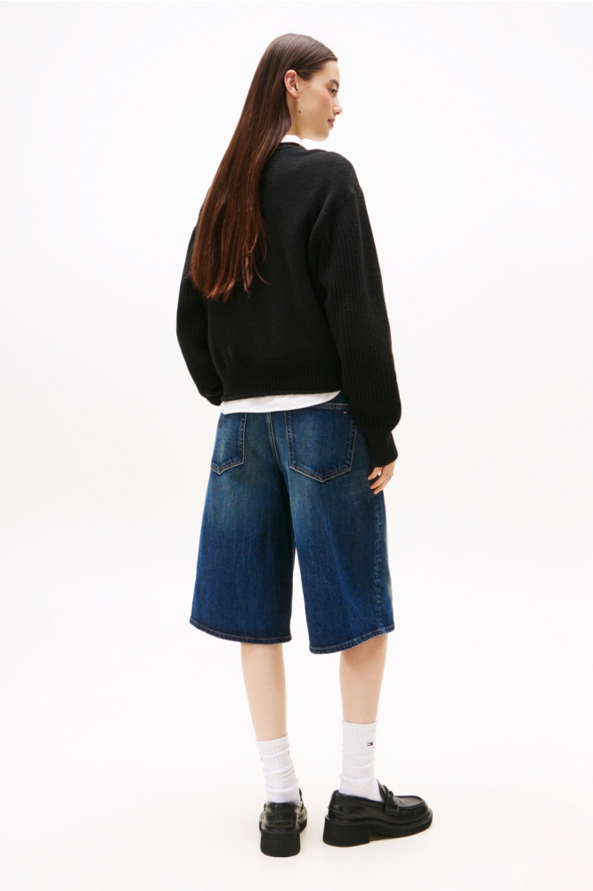 Tommy Jeans zwarte dames trui | Model