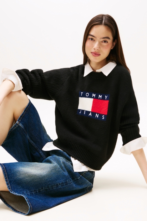 Tommy Jeans zwarte dames trui | Model vooraanzicht