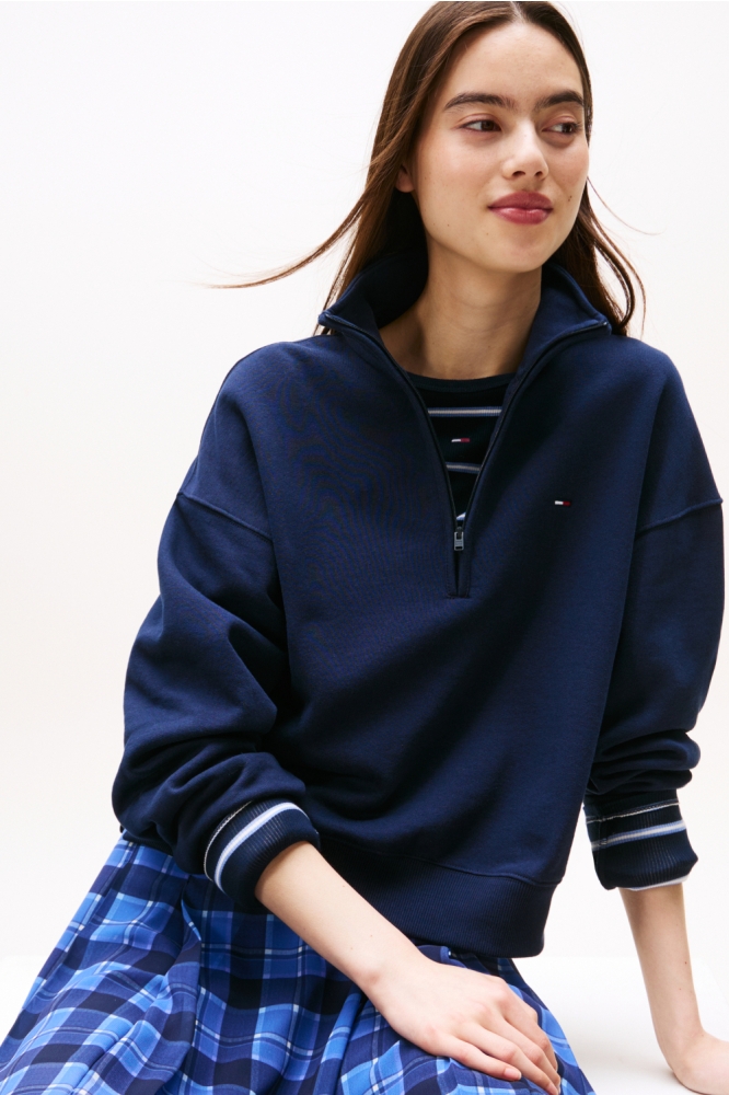 Tommy Jeans blauwe dames sweater | Model vooraanzicht