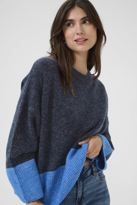 Culture blauwe dames trui | Model vooraanzicht