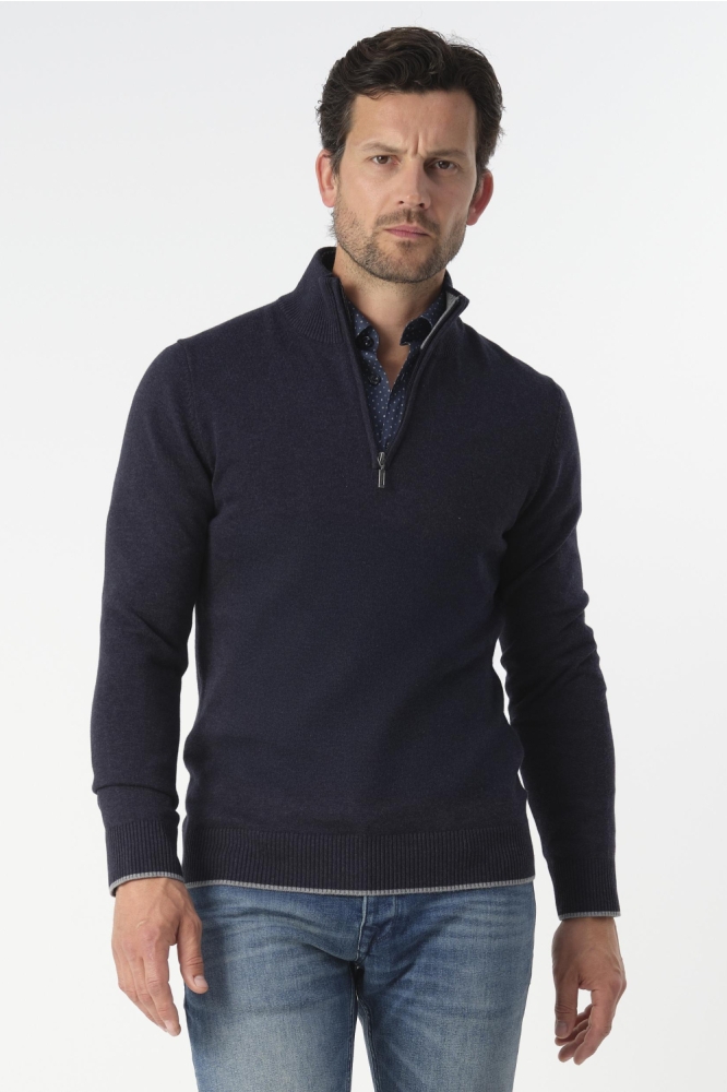 Campbell blauwe heren trui | Model vooraanzicht