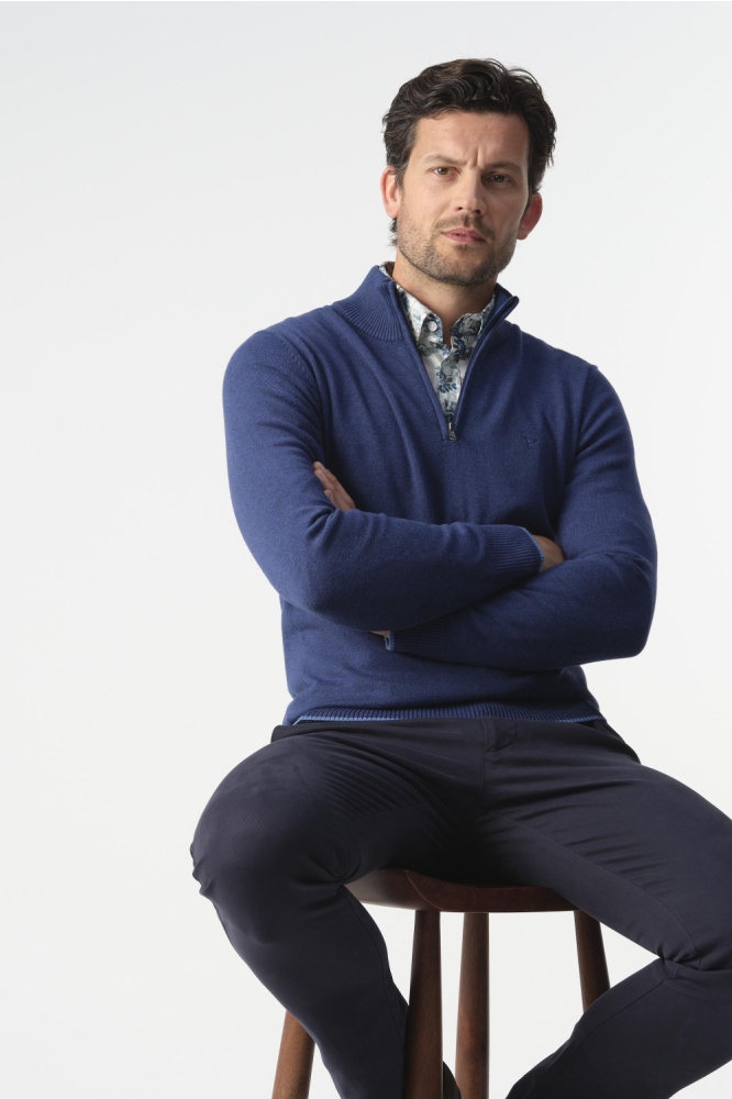 Campbell blauwe heren trui | Model vooraanzicht