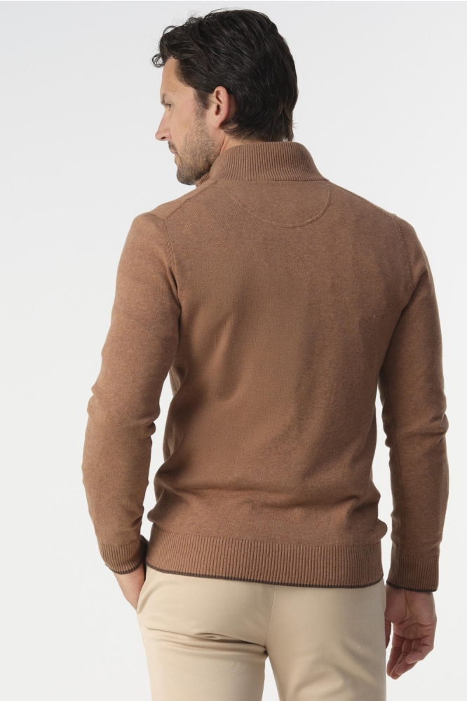 Campbell camel heren trui | Model achteraanzicht