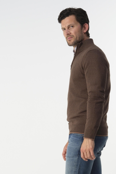 Campbell bruine heren trui | Model zijaanzicht