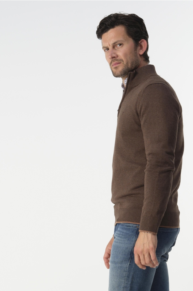 Campbell bruine heren trui | Model zijaanzicht