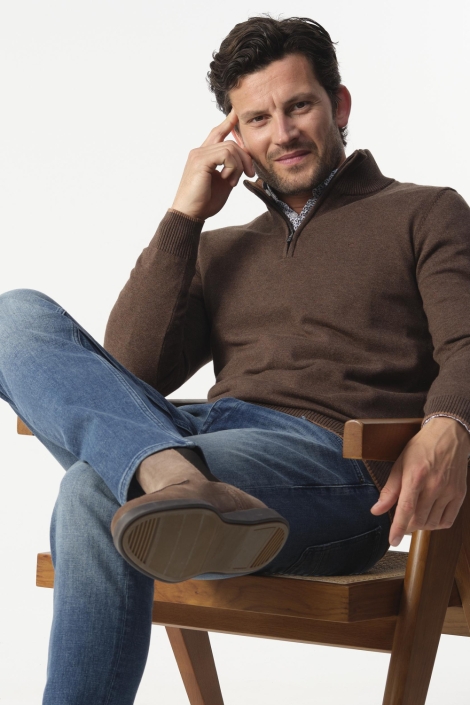 Campbell bruine heren trui | Model vooraanzicht